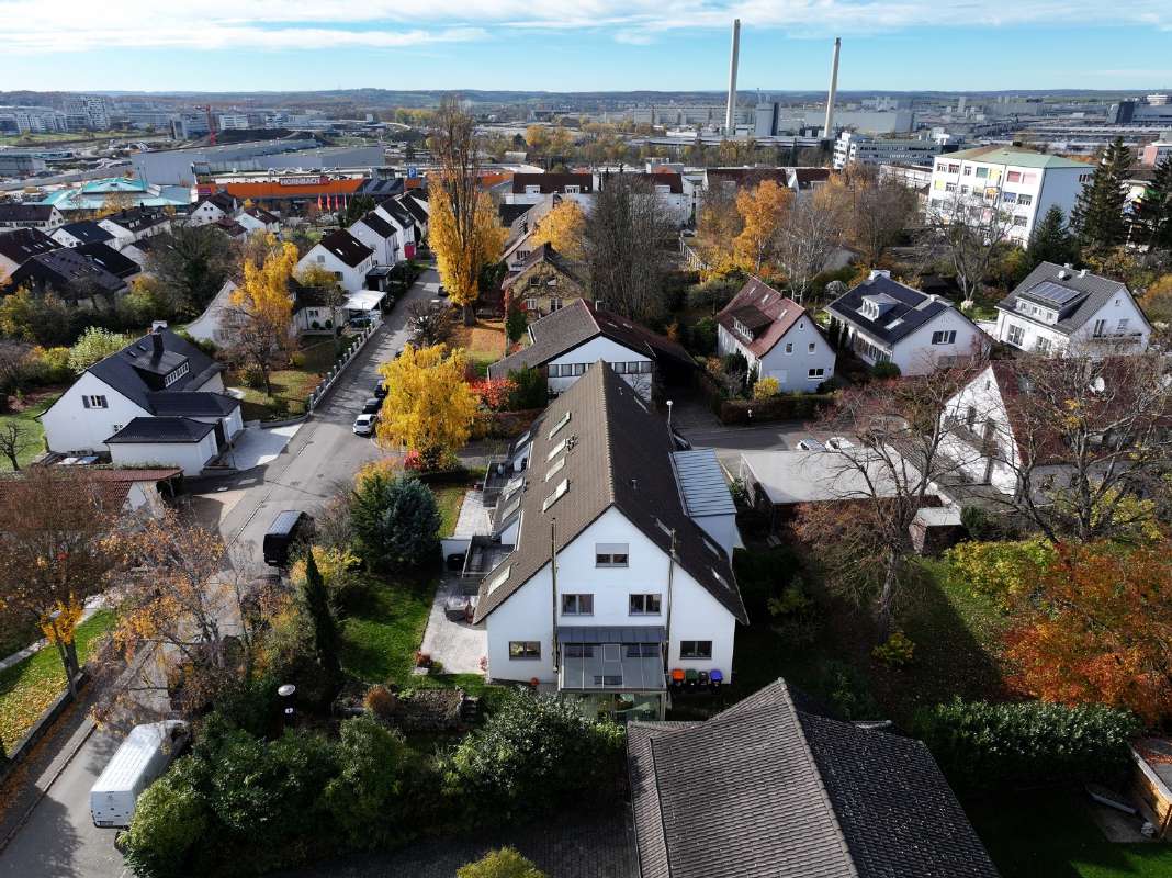 Echte Luftaufnahme eines Wohnhauses mit Blick auf Nachbarschaft und Stadt-Skyline