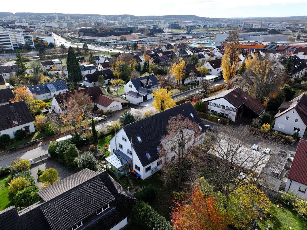 Luftaufnahme einer Wohnsiedlung mit Blick auf die Stadt-Skyline