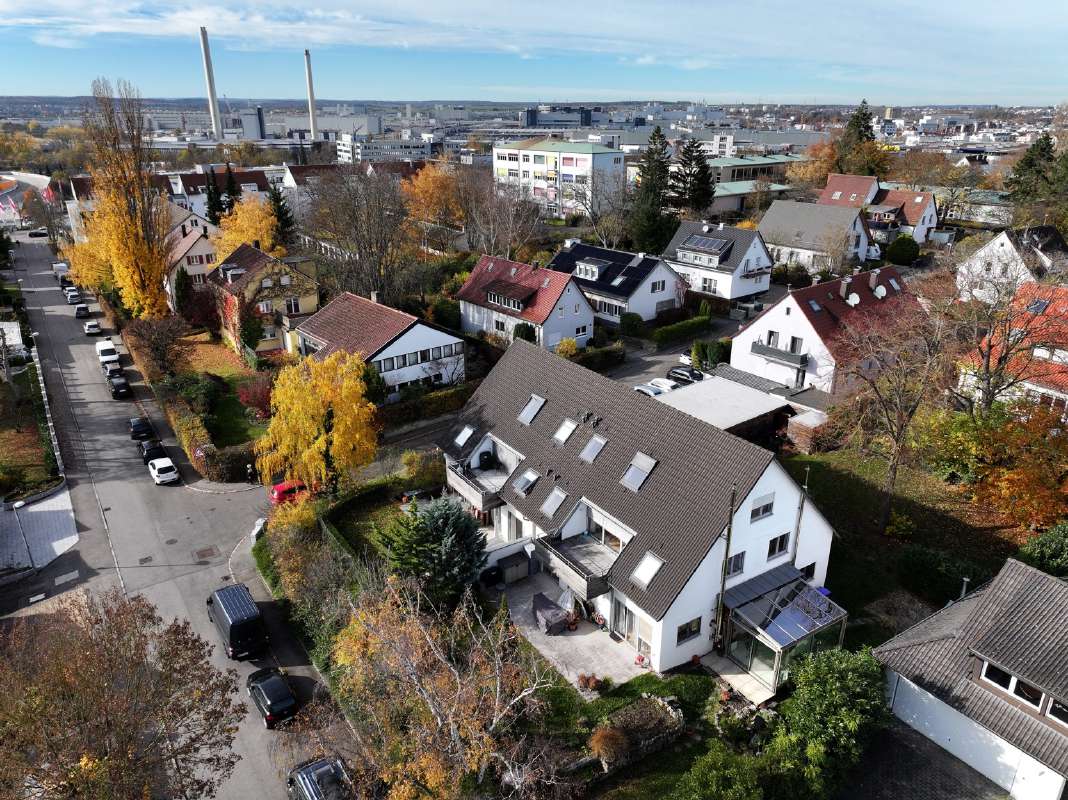 Echte Luftaufnahme mit weitem Blick über Nachbarschaft und Skyline im Herbst